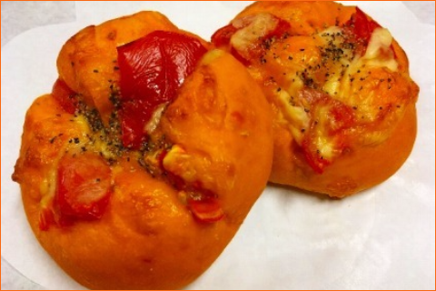 トマトの風味が広がる手作りパンです