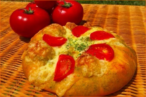 トマトとバジルを使ったピザ風のパンです