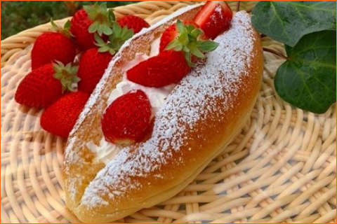 甘酸っぱいいちごをホイップクリームでサンドしました!